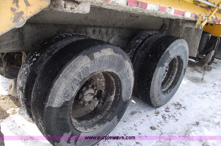 image for item 5534 1998 International 4900 dump truck