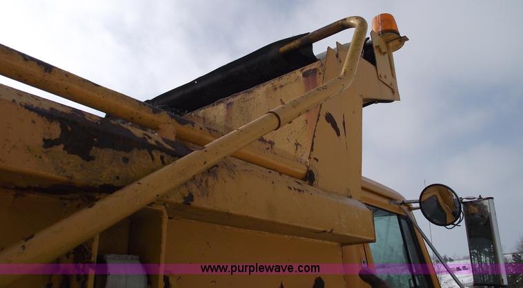 image for item 5534 1998 International 4900 dump truck
