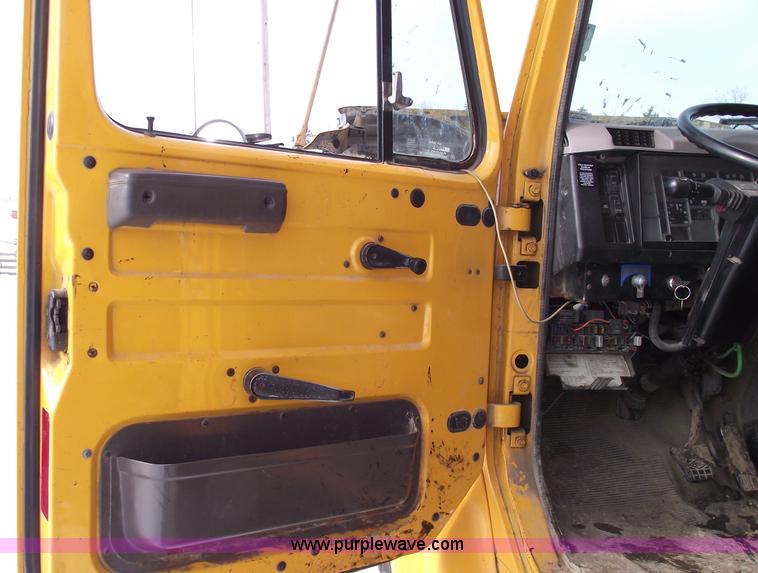 image for item 5534 1998 International 4900 dump truck