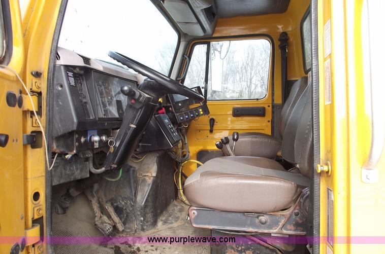 image for item 5534 1998 International 4900 dump truck