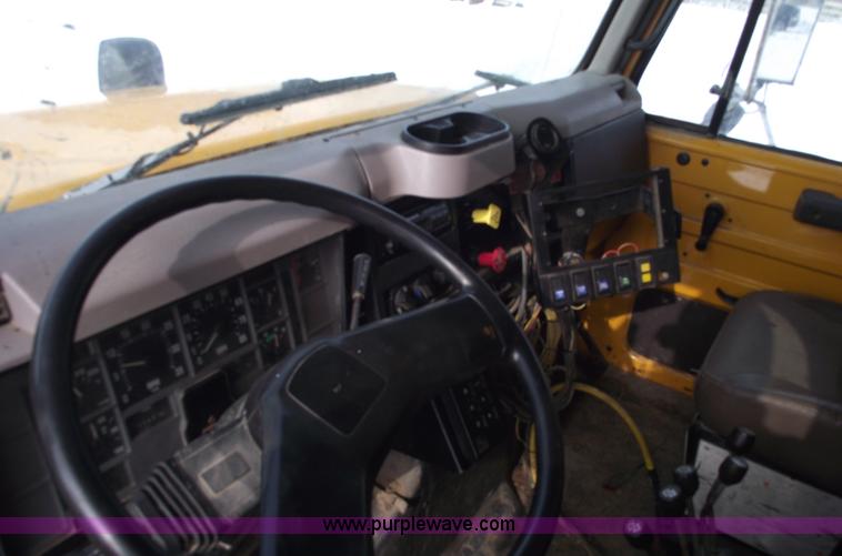 image for item 5534 1998 International 4900 dump truck