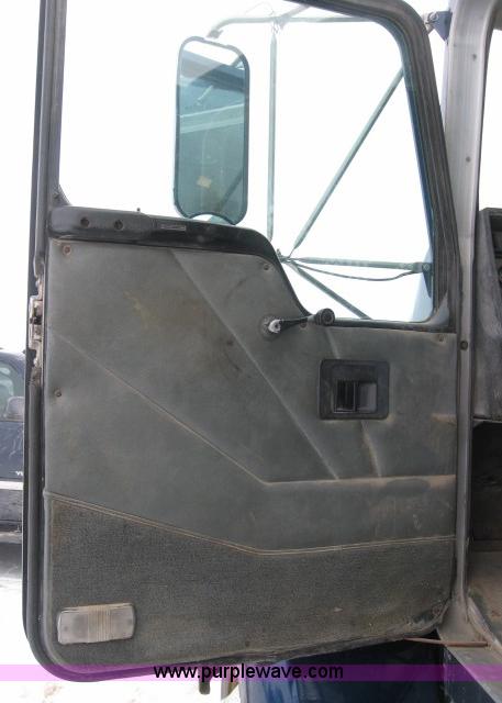 image for item 5550 1997 Kenworth T300 flatbed truck