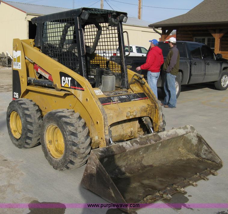 image for item 8146 2004 Caterpillar 236 skid loader
