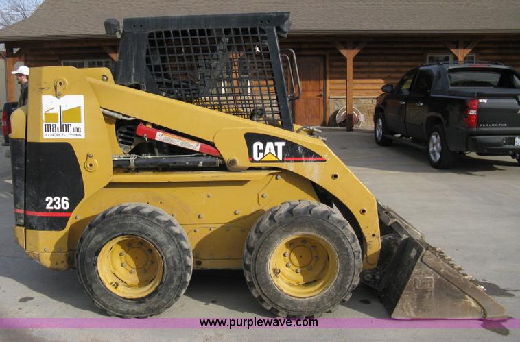 image for item 8146 2004 Caterpillar 236 skid loader