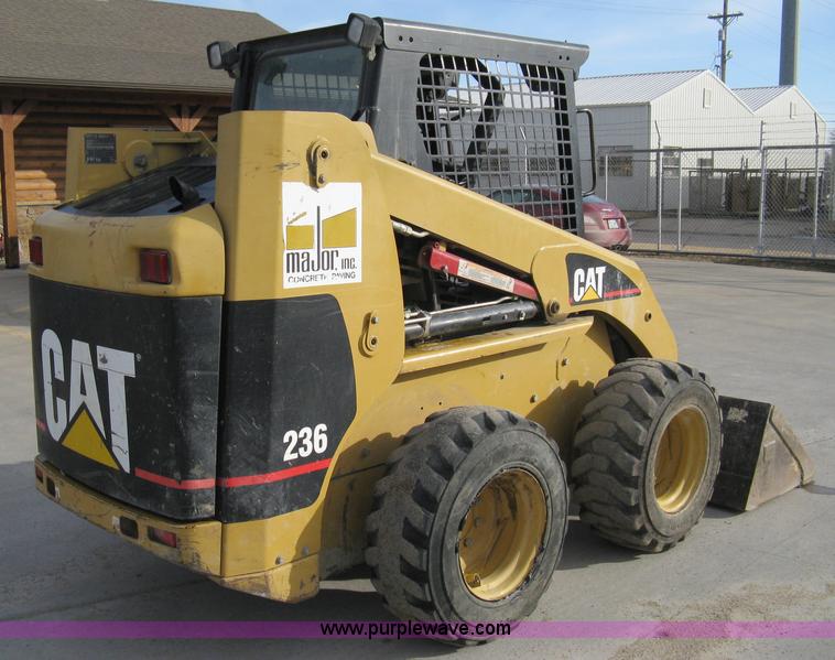 image for item 8146 2004 Caterpillar 236 skid loader