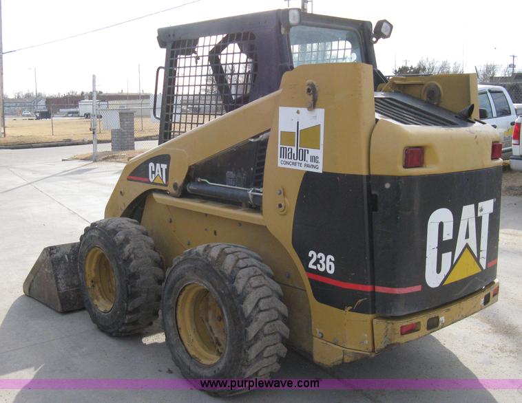 image for item 8146 2004 Caterpillar 236 skid loader
