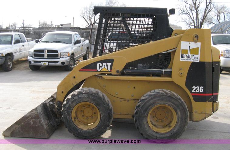 image for item 8146 2004 Caterpillar 236 skid loader