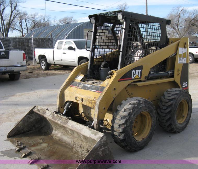 image for item 8146 2004 Caterpillar 236 skid loader
