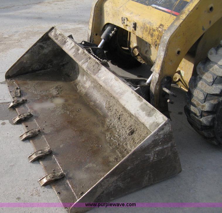 image for item 8146 2004 Caterpillar 236 skid loader