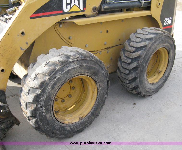 image for item 8146 2004 Caterpillar 236 skid loader