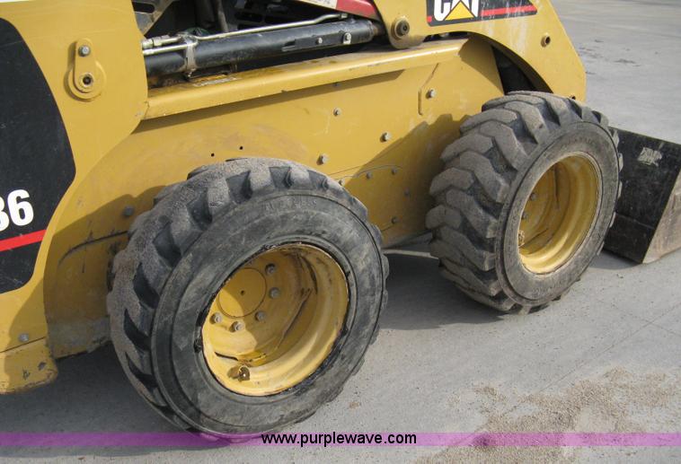 image for item 8146 2004 Caterpillar 236 skid loader