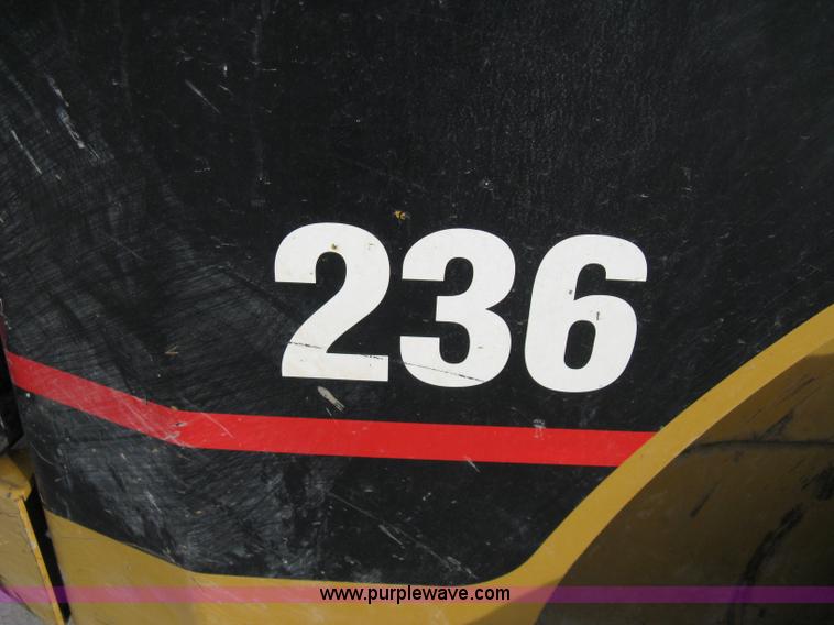 image for item 8146 2004 Caterpillar 236 skid loader