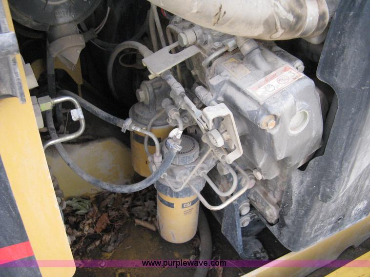 image for item 8146 2004 Caterpillar 236 skid loader