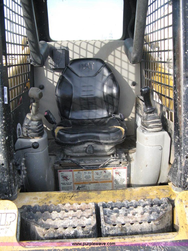 image for item 8146 2004 Caterpillar 236 skid loader