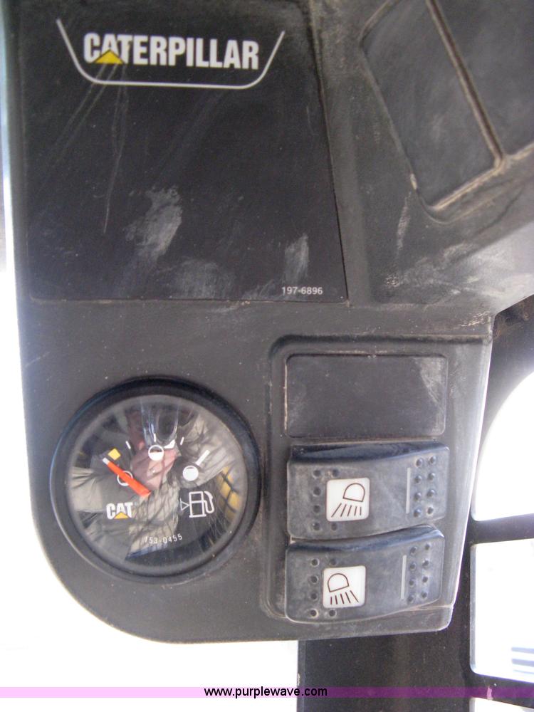 image for item 8146 2004 Caterpillar 236 skid loader