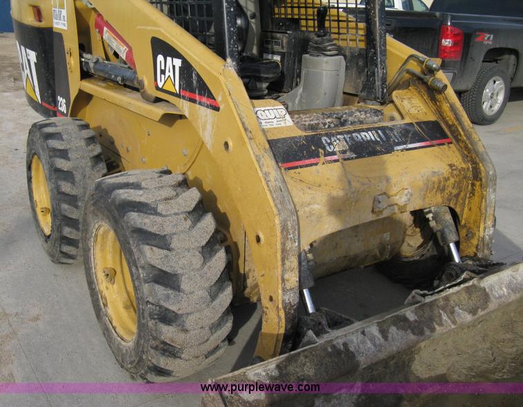 image for item 8146 2004 Caterpillar 236 skid loader