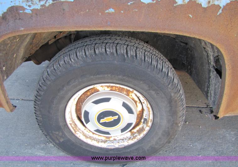 image for item 1501 1985 Chevrolet C10 Custom Deluxe pickup truck