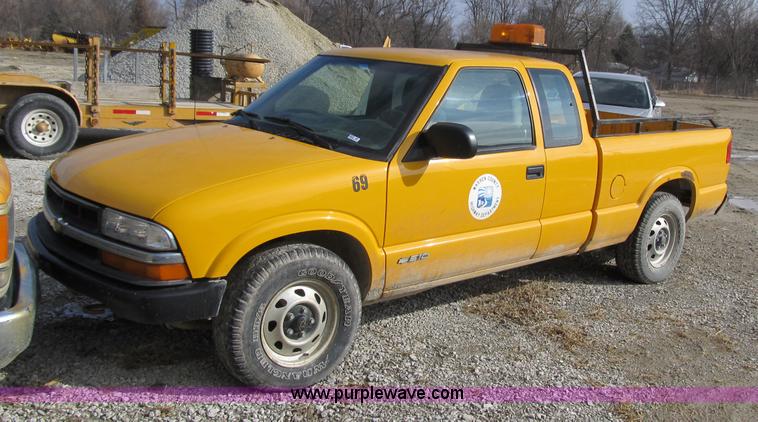 image for item 4016 2002 Chevrolet S-10 extended cab pickup truck