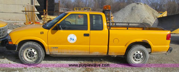image for item 4016 2002 Chevrolet S-10 extended cab pickup truck