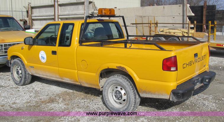 image for item 4016 2002 Chevrolet S-10 extended cab pickup truck