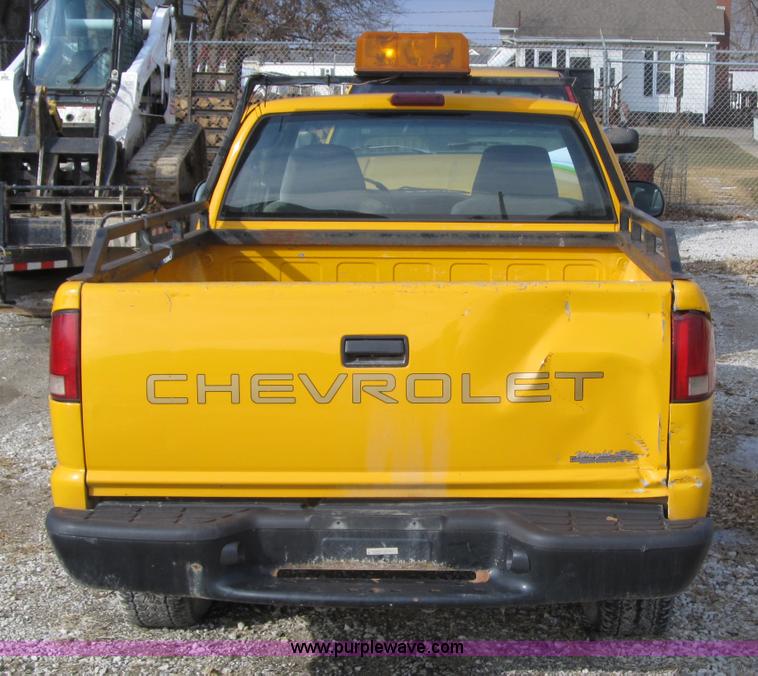image for item 4016 2002 Chevrolet S-10 extended cab pickup truck