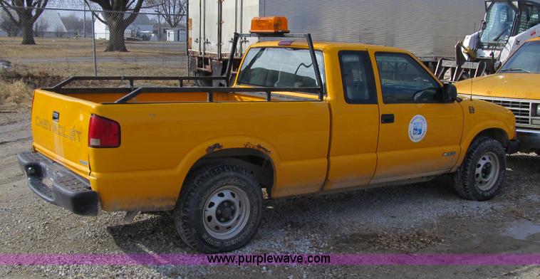 image for item 4016 2002 Chevrolet S-10 extended cab pickup truck