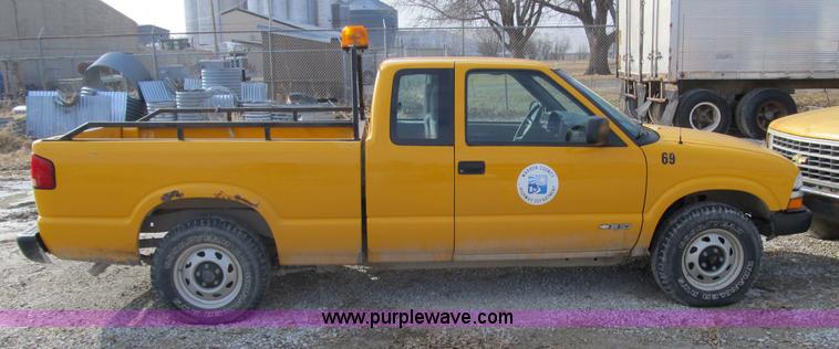 image for item 4016 2002 Chevrolet S-10 extended cab pickup truck