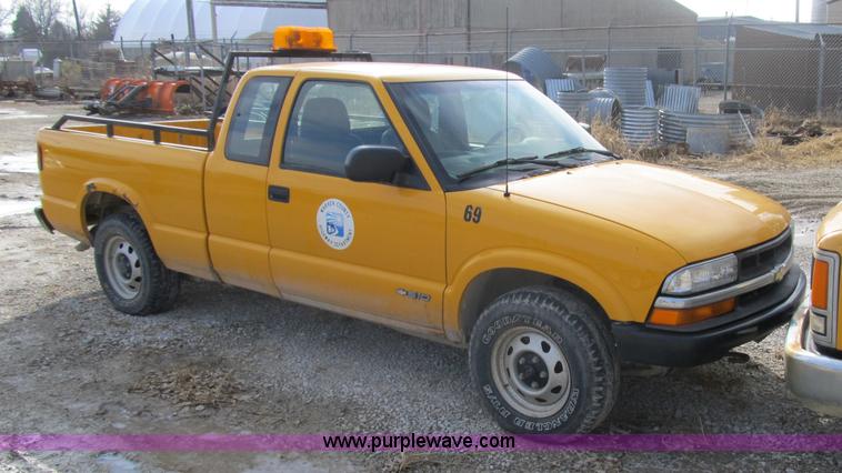 image for item 4016 2002 Chevrolet S-10 extended cab pickup truck