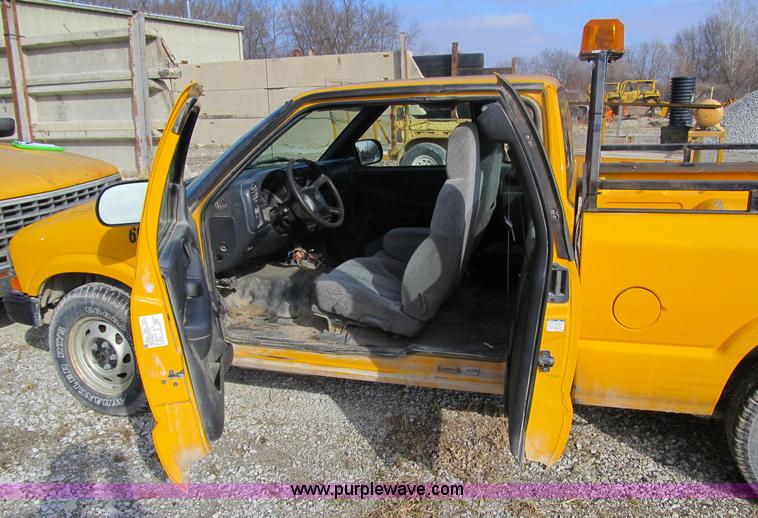 image for item 4016 2002 Chevrolet S-10 extended cab pickup truck