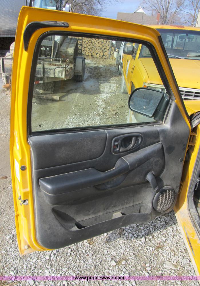 image for item 4016 2002 Chevrolet S-10 extended cab pickup truck