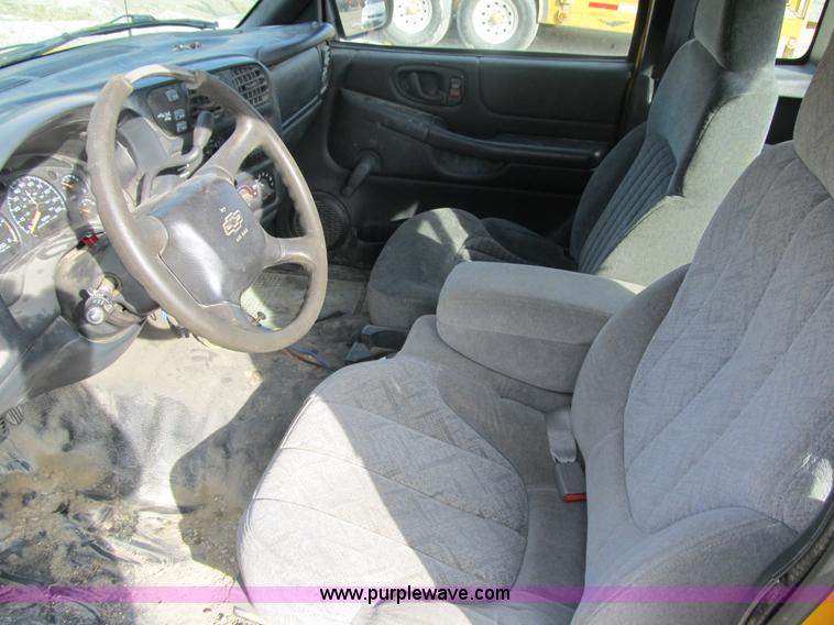 image for item 4016 2002 Chevrolet S-10 extended cab pickup truck