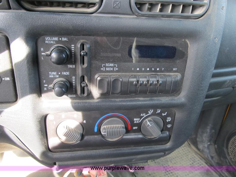 image for item 4016 2002 Chevrolet S-10 extended cab pickup truck