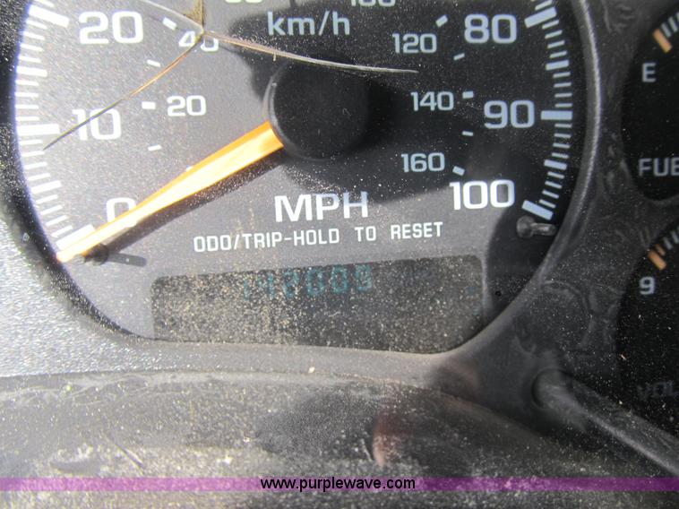 image for item 4016 2002 Chevrolet S-10 extended cab pickup truck