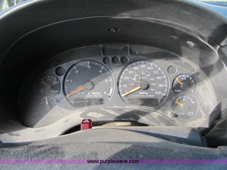 image for item 4016 2002 Chevrolet S-10 extended cab pickup truck