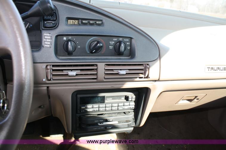image for item 4980 1992 Ford Taurus GL