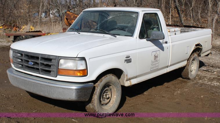 image for item 4982 1995 Ford F150 XL pickup truck