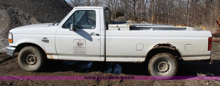 image for item 4982 1995 Ford F150 XL pickup truck