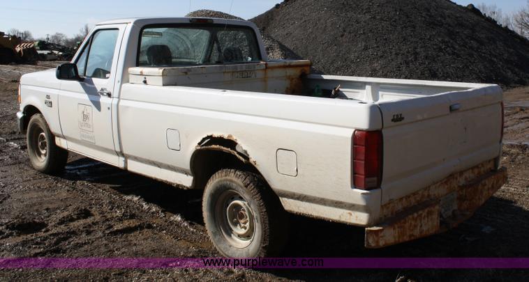 image for item 4982 1995 Ford F150 XL pickup truck