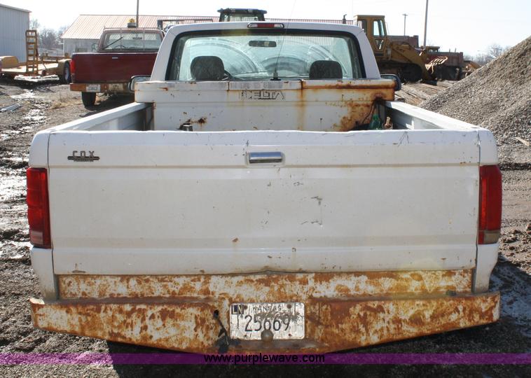 image for item 4982 1995 Ford F150 XL pickup truck