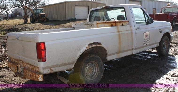 image for item 4982 1995 Ford F150 XL pickup truck