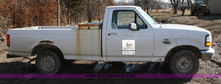 image for item 4982 1995 Ford F150 XL pickup truck