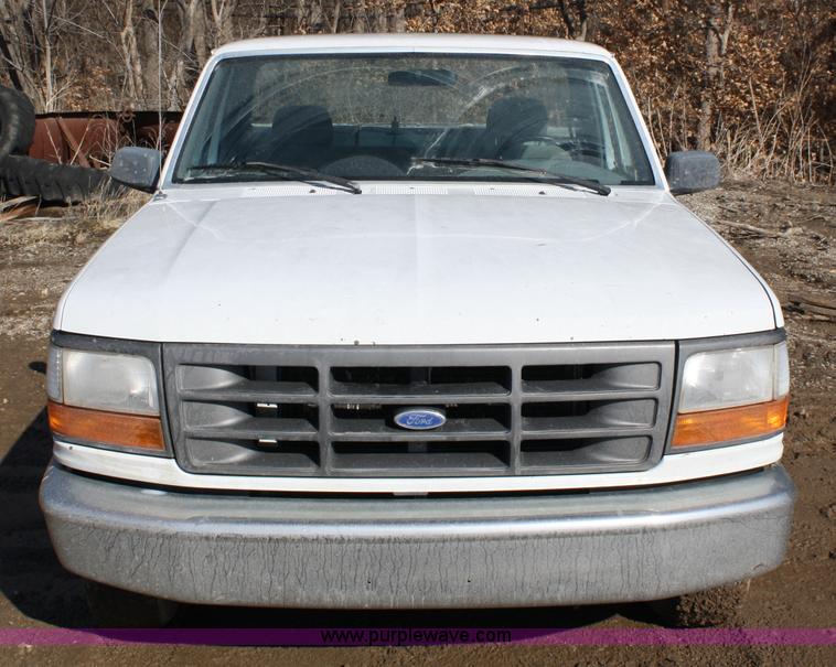 image for item 4982 1995 Ford F150 XL pickup truck