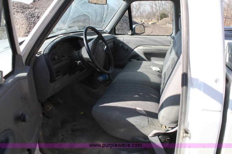 image for item 4982 1995 Ford F150 XL pickup truck