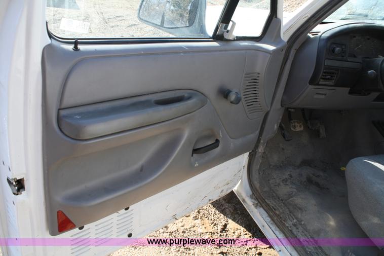 image for item 4982 1995 Ford F150 XL pickup truck