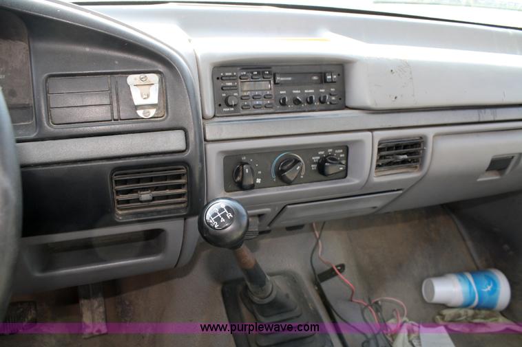 image for item 4982 1995 Ford F150 XL pickup truck