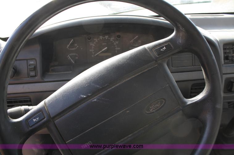 image for item 4982 1995 Ford F150 XL pickup truck