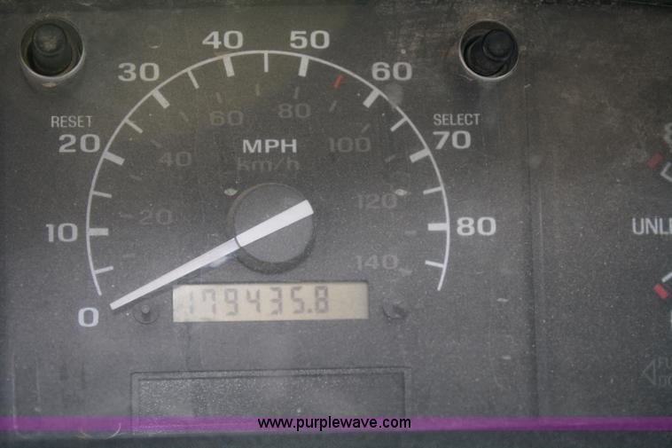 image for item 4982 1995 Ford F150 XL pickup truck