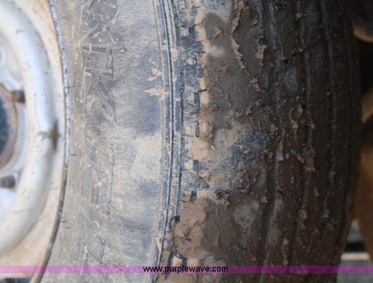 image for item 4982 1995 Ford F150 XL pickup truck