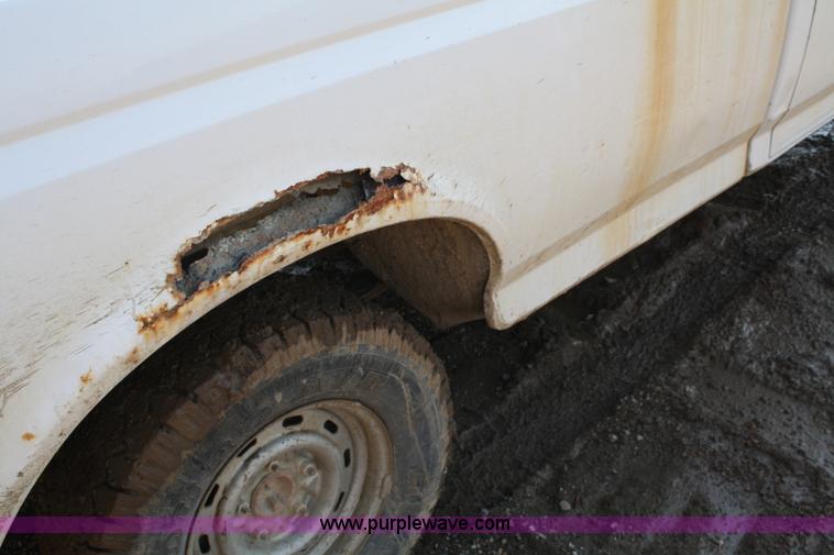 image for item 4982 1995 Ford F150 XL pickup truck