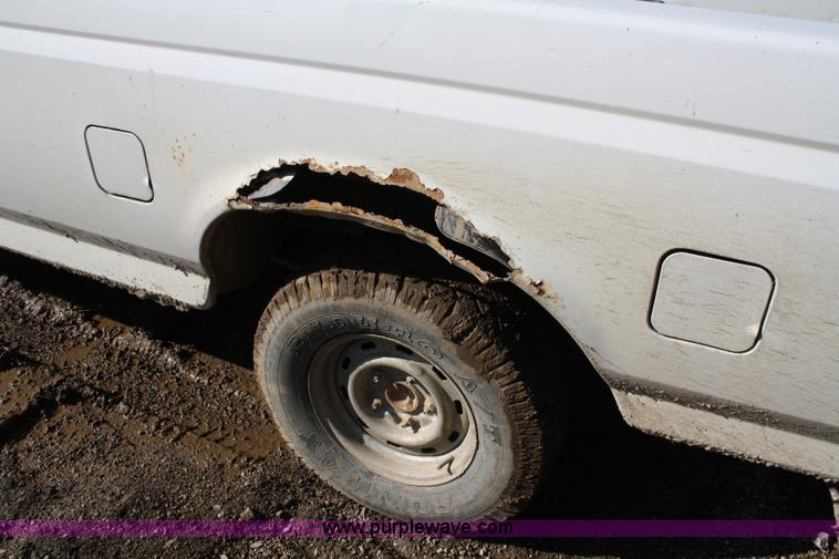 image for item 4982 1995 Ford F150 XL pickup truck